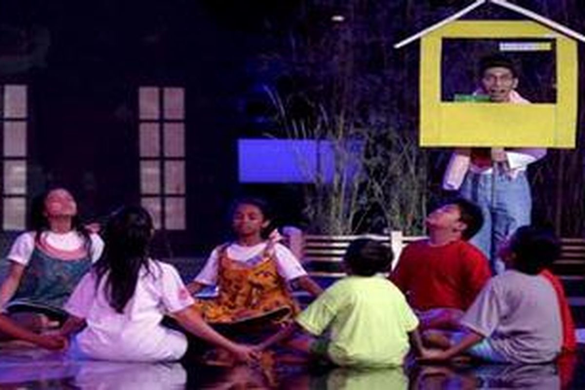 Mutlak, tidak ada pertunjukkan berbau impor. Sepanjang pergelaran malam tadi, "Simfoni Semesta Raya" benar-benar menegaskan nilai-nilai kultur kebudayaan warisan leluhur, mulai sajian dolanan anak-anak, medley lagu-lagu daerah hingga busana daerah yang dirancang modern.