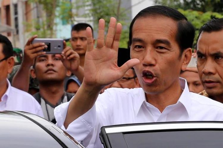 Presiden Joko Widodo saat meninggalkan Masjid Atta Darut, Kabupaten Pidie Jaya, Aceh, Jumat (9/12/2016). Masjid itu merupakan lokasi kedua yang dikunjungi Presiden Joko Widodo. Selanjutnya, Jokowi bertolak ke posko penampungan pengungsi di Kecamatan Meurah Dua, Pidie Jaya dan terakhir, Presiden juga akan mengunjungi gedung Pesantren Mudi Mesra, Kecamatan Samalanga, Kabupaten Bireun.