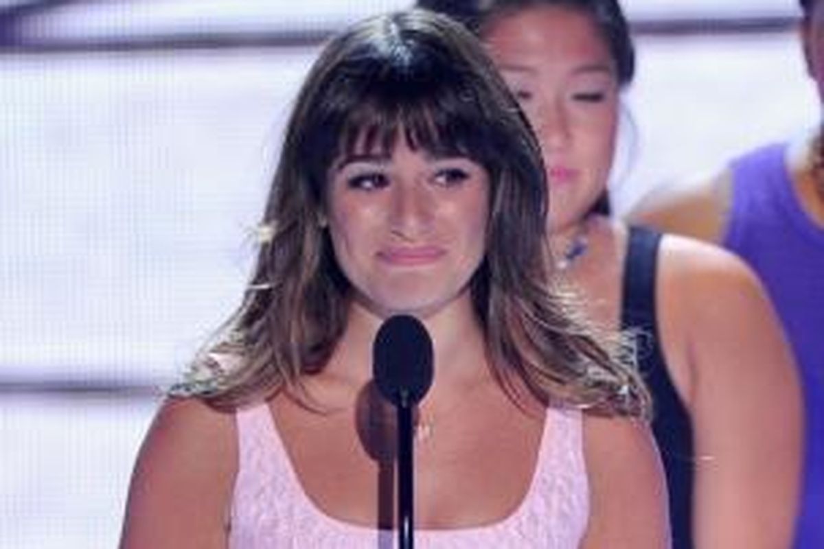 Aktris Lea Michele menerima penghargaan Choice TV Show: Comedy untuk film seri Glee di panggung pergelaran Teen Choice Awards 2013 di Gibson Amphitheatre, Universal City (Los Angeles, California, AS), Minggu (11/8/2013) malam waktu setempat.