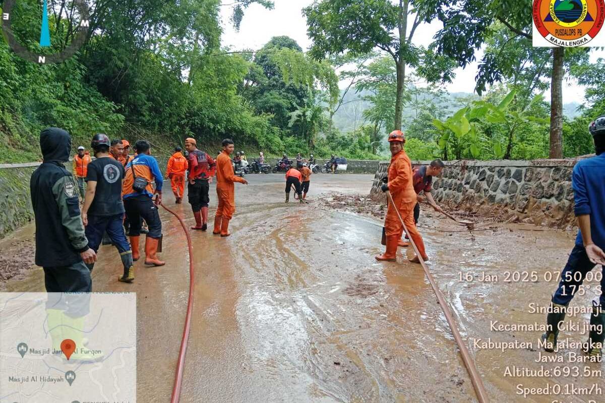 tim gabungan membersihkan material longsor di Kawasan Cikijing Kabupaten Majalengka pada Kamis (16/1/2025) siang. Jalu nasional yang sebelumnya terputus, sudah dapat dilalui pada Kamis siang tadi.