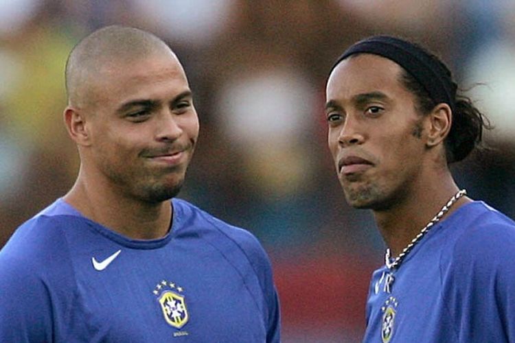 Striker Brasil Ronaldo Nazario (kiri), dari tim Spanyol Real Madrid, berbagi lelucon dengan pemain depan Ronaldinho Gaucho, dari Spanyol Barcelona, 11 Oktober, 2004 selama sesi pelatihan di stadion King Pele di Maceio, Brasil utara. Brasil akan menghadapi Kolombia di Maceio 13 Oktober mendatang untuk babak kualifikasi Piala Dunia FIFA 2006 Jerman.