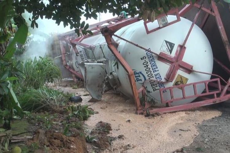 Truk tangki penuh muatan bahan kimia bahan campuran pembuatan kertas terbalik mengakibatkan cairan bahan kimia berbahaya itu tumpah di jalan dan masuk ie halaman rumah warga