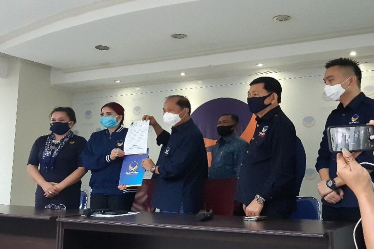 Partai Nasdem mengusung Bupati Minahasa Utara Vonny Anneke Panambunan (VAP) sebagai calon gubernur di Pemilihan Kepala Daerah (Pilkada) Sulawesi Utara. VAP saat memegang rekomendasi DPP Nasdem saat deklarasi di kantor DPW Nasdem, Rabu (1/7/2020) pukul 13.45 WITA