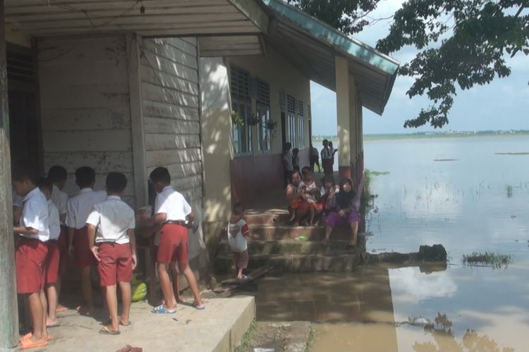 Luapan rawa di sebelah Sekolah Dasar Neheri 17 Indralaya membuat sekolah itu terendam banjir sedalam mata kaki orang dewasa