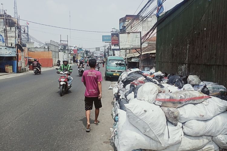 Tempat Pembuangan Sampah (TPS) liar terdapat di beberapa titik di Kabupaten Bandung, pasca Gubernur Ridwan Kamil tetapkan wilayah Bandung Raya Darurat Sampah