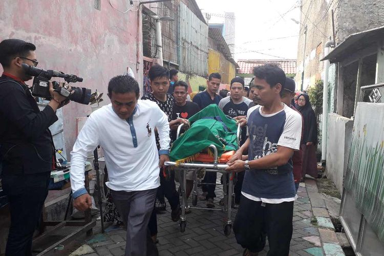 Jenazah Fatmawati korban mobil Sigra remuk tiba di rumah duka di Cibodas Sari, Tangerang pada Kamis (1/8/2019).