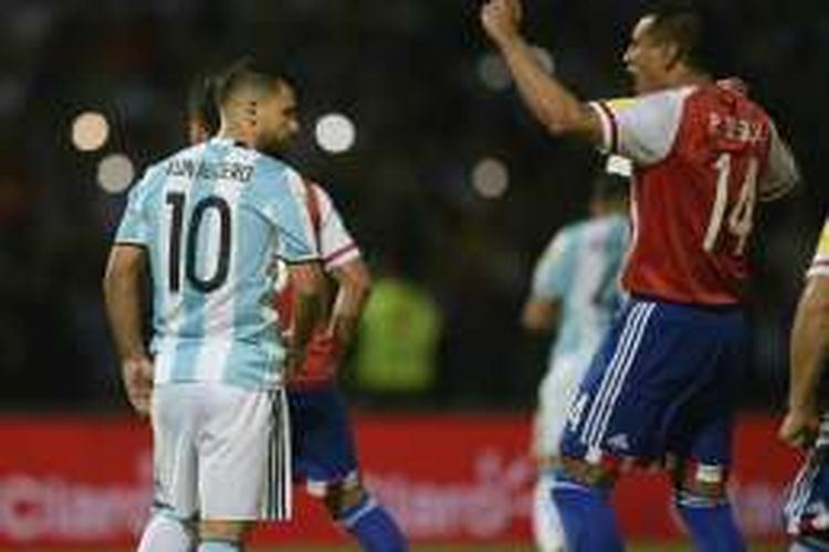 Pemain Argentina, Sergio Aguero (kiri), terlihat kecewa setelah gagal mengeksekusi penalti ke gawang Paraguay, dalam laga kualifikasi Piala Dunia 2018 Zona Amerika Selatan, di Cordoba, Argentina, Selasa (11/10/2016).