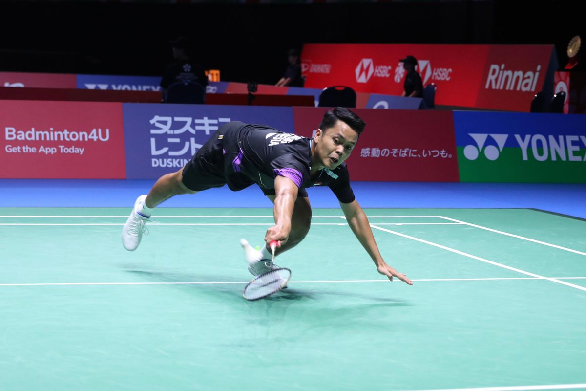 Anthony Ginting memutuskan mundur pada babak pertama Japan Open 2024 pada gim kedua saat menghadapi wakil tuan rumah Jepang, Yushi Tanaka, di Arena Yokohama, Yokohama, Selasa (20/8/2024). 