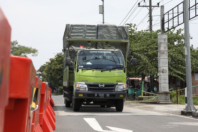 Uji coba penimbangan truk dengan perangkat Weigh In Motion di Jembatan Timbang Kulwaru, Kulon Progo, Rabu (26/1/2022)