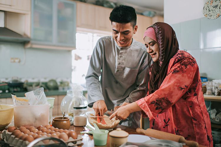 Ilustrasi mempersiapkan makanan untuk berbuka puasa.