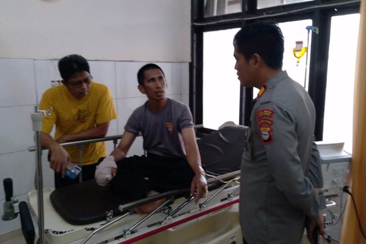 Seorang polisi di Polres Luwu Utara, Sulawesi Selatan dibacok remaja hingga jarinya putus. kini mendapat perawatan intensif di rumah sakit, Kamis (9/3/2023)