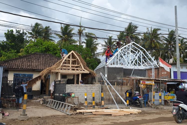 Rumah di kawasan Sirkuit Mandalika, Nusa Tenggara Barat (NTB) didesain dengan lumbung sasak.