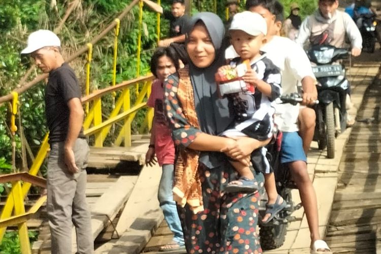 Jembatan Gantung 80 Meter Rusak, 2.000 Warga Mukomuko Bengkulu Terisolasi