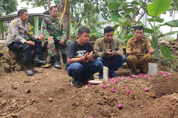 Makam pelajar SMP di Cirebon, Jawa Barat, yang tewas setelah pesta miras, Selasa (12/12/2023).