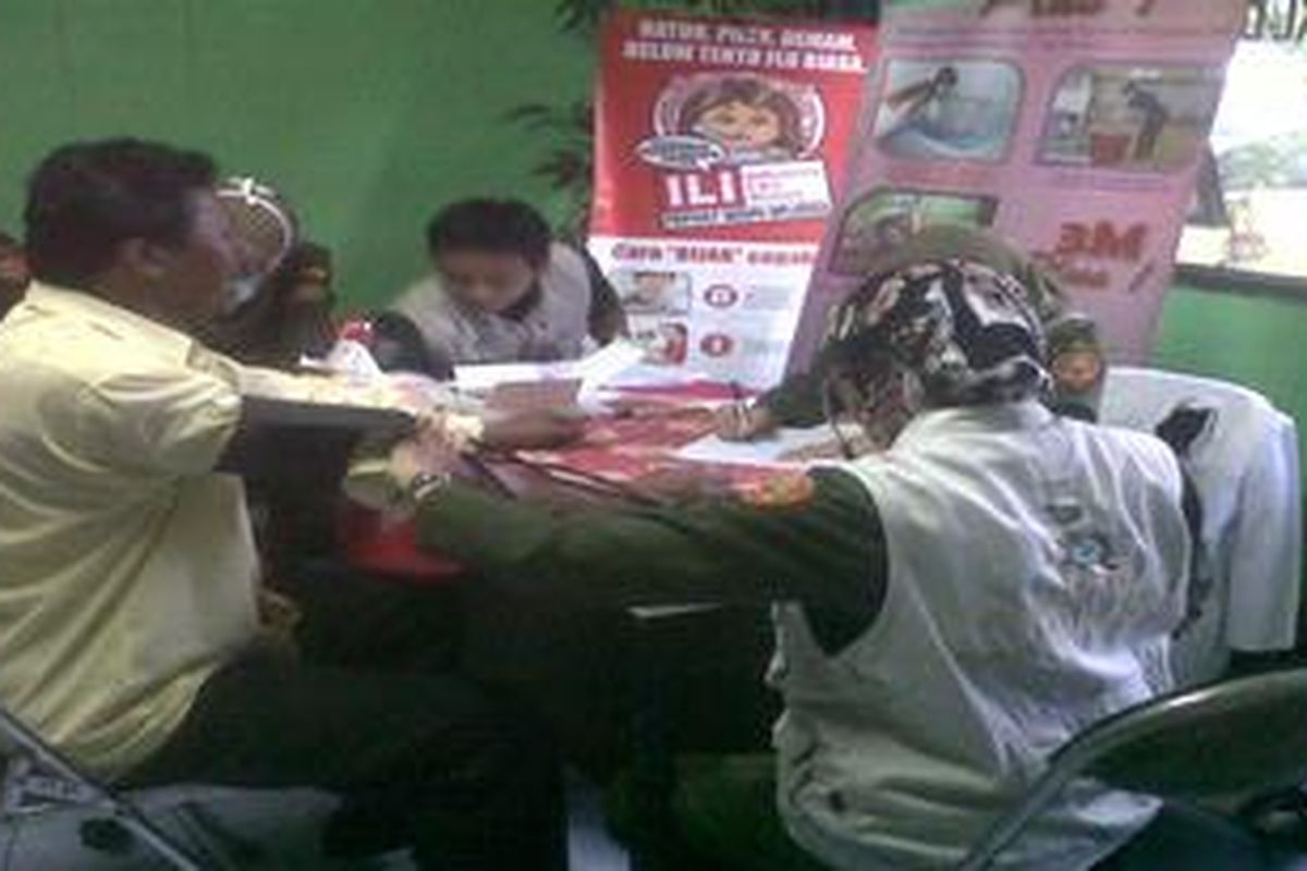 Sopir bus di Terminal Kalideres menjalani tes kesehatan, Senin (6/9/2010). Semua sopir yang menjalani tes dinyatakan sehat dan layak berangkat.