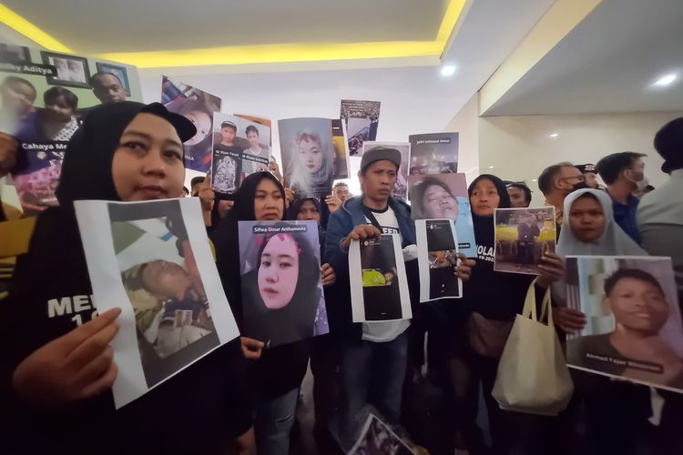 Sejumlah keluarga korban Tragedi Kanjuruhan datang ke Gedung Bareskrim Mabes Polri, Jakarta, Rabu (27/9/2023)