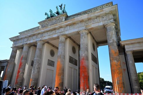 Aktivis Iklim Semprotkan Cat ke Brandenburg Gate di Berlin yang Terkenal