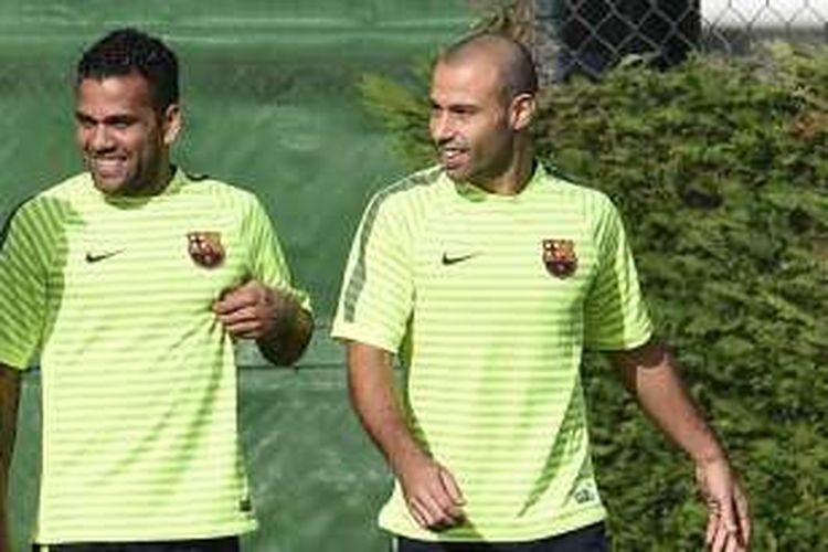 Dani Alves (kiri) dan Javier Mascherano saat menjalani sesi latihan FC Barcelona di Sant Joan Despi, 20 Oktober 2014.