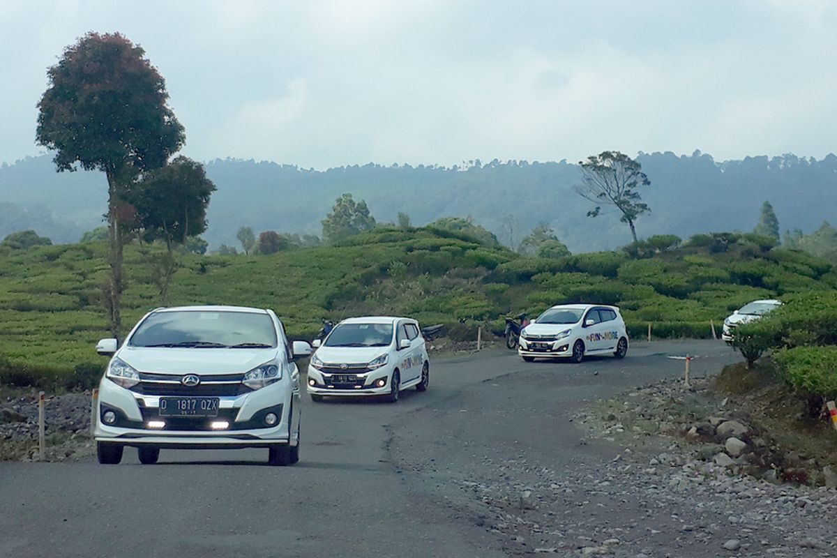 Daihatsu Ayla 1.2L di kawasan Ciwidey, Bandung.