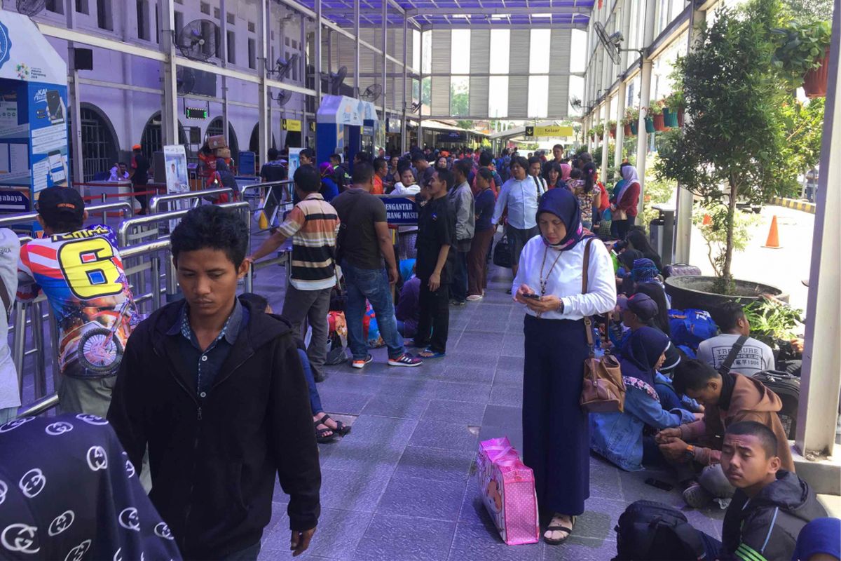 Sempat terjadi penumpukan penumpang di Stasiun Senen disebabkan banjir yang menggenai jalur kereta api di wilayah Cirebon, Sabtu (24/2/2018).