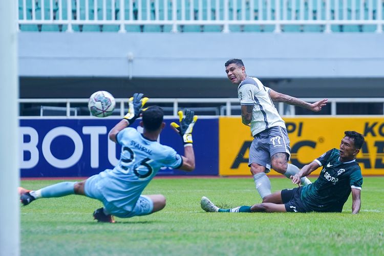 Penyerang Persib Ciro Alves (putih) saat melesakkan bola ke gawang Persikabo 1973 yang dikawal Syahrul Trisna dalam laga uji coba, Minggu (27/11/2022) di Stadion Pakansari, Cibinong, Kabupaten Bogor.