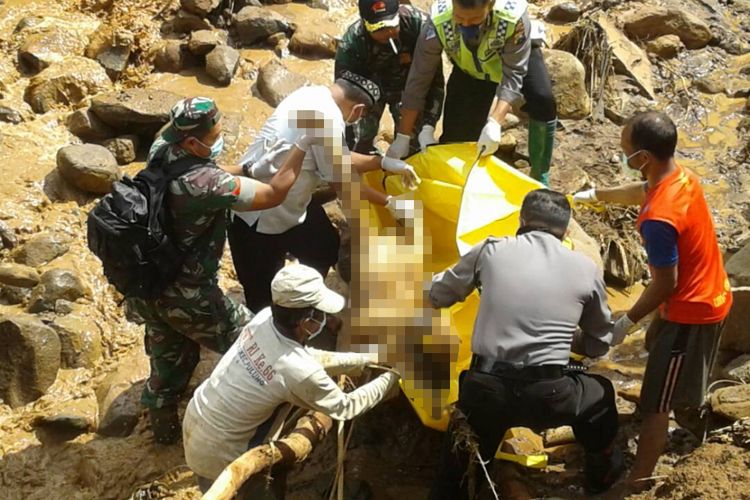 Tim Gabungan SAR mengevakuasi jenezah keenam korban meninggal bencana tanah longsor di aliran sungai Banaran, Kecamatan Pulung, Kabupaten Ponorogo, Jawa Timur, Sabtu (29/4/2017) pagi.