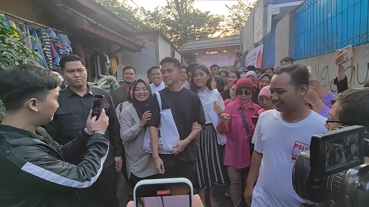 Antusiasnya Warga Kampung Pengarengan Sambut Blusukan Kaesang, Berebut Foto Bersama