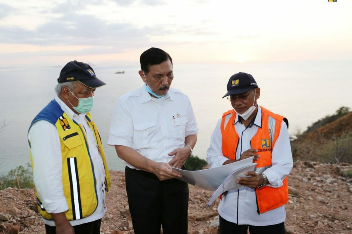 Menteri Pekerjaan Umum dan Perumahan Rakyat (PUPR) Basuki Hadimuljono mendampingi kunjungan kerja Menteri Koordinator Bidang Kemaritiman dan Investasi Jenderal (Purn) Luhut Binsar Pandjaitan di Labuan Bajo pada Kamis-Jumat (10-11/9/2020).