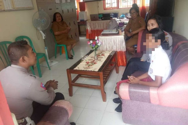 Kapolsek Baguala, Ambon AKP Meity Jacobus saat berbincang dengan Ciline Tenine (12) siswi SD Inpres 77 yang nyaris diculik oleh pria bertopeng, Selasa (10/1/2023)