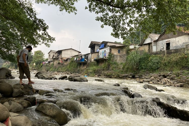 Seorang wisatawan sedang berada di salah satu titik di tepian Sungai Ciliwung yang memiliki pesona indah, meski di beberapa area terlihat banyak tumpukan sampah plastik, Kota Bogor, Senin (24/5/2021).