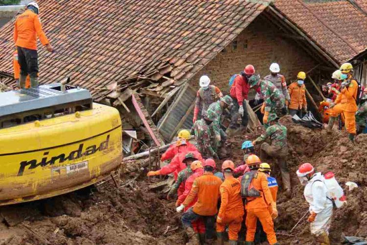 Tim SAR gabungan terus melakukan upaya pencarian terhadap korban tertimbun longsor di Desa Cihanjuang, Cimanggung, Sumedang, Jawa Barat, Rabu (13/1/2021). AAM AMINULLAH/KOMPAS.com