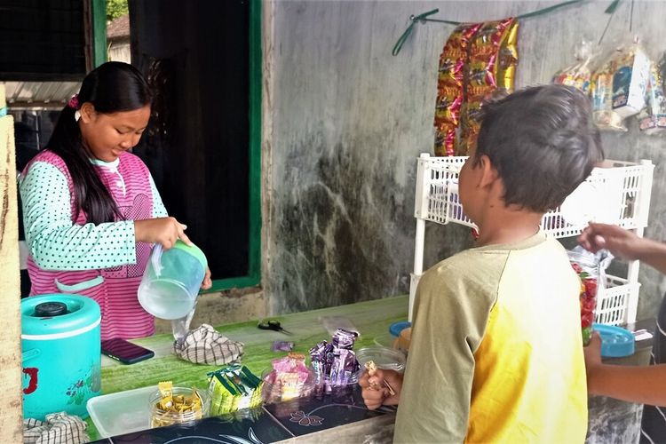 Andini bercita cita bisa melanjutkan sekolah di pondok pesantren yang berjarak sekitar 10 kilometer dari rumahnya.