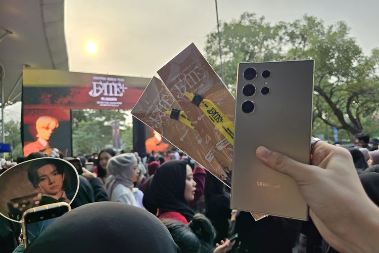 Samsung S24 Ultra dibawa ke konser perdana bertajuk ENHYPEN World Tour: Fate Plus in Jakarta di ICE BSD, Tangerang pada 17 Agustus 2024.