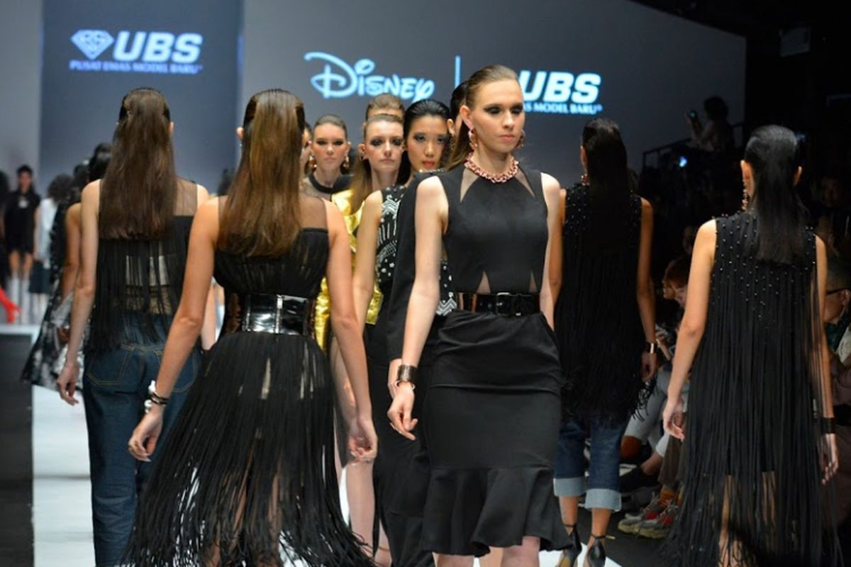 Peragaan busana Disney & UBS Gold Evolution of Fun di Jakarta Fashion Week 2019 (26/10/2018).