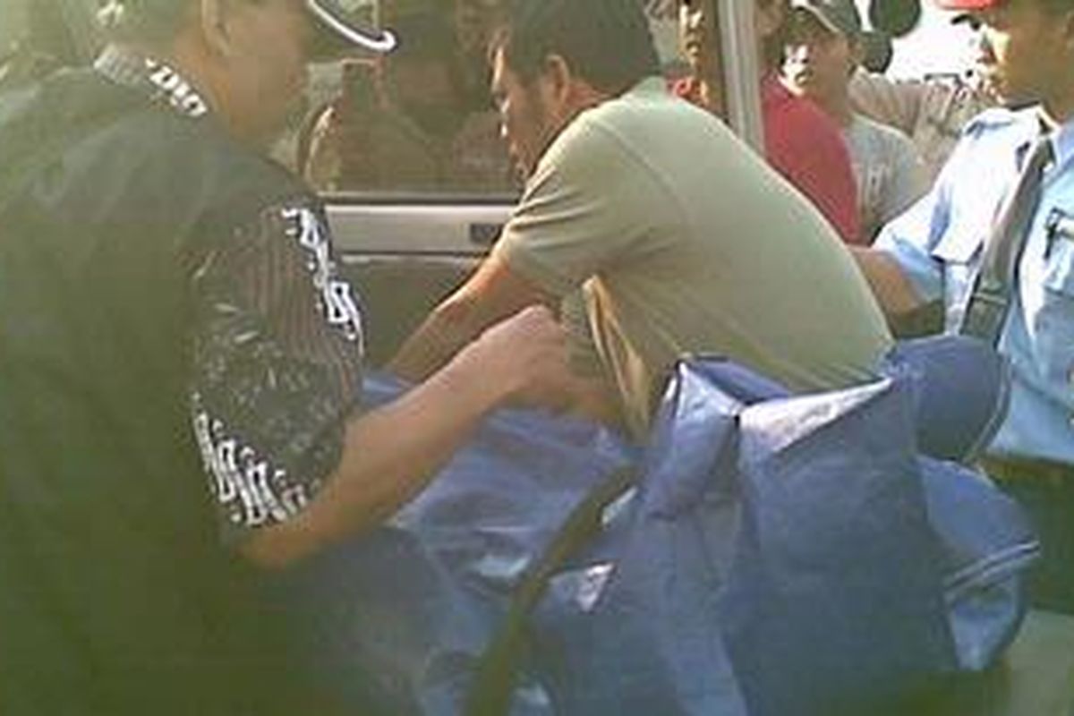 Jenazah Sudarsono dievakuasi dari kapal Kirana II di Pelabuhan Tanjung Perak Surabaya, menuju Rumah Sakit terdekat untuk diotopsi, Jumat (12/8/2011).