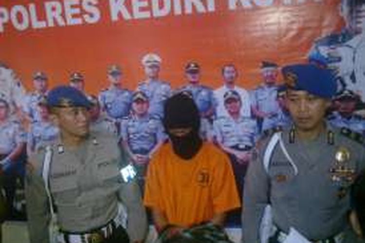 Tersangka pencabulan balita yang mwnyebabkan korbannya tewas saat gelar kasus di Mapolres Kediri Kota, Jawa Timur, Rabu (29/6/2016).