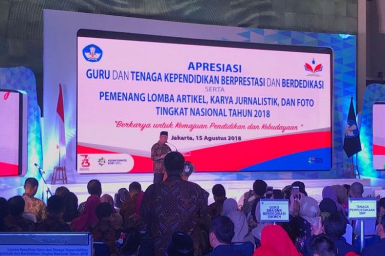 Menteri Pendidikan dan Kebudayaan (Mendikbud) Muhadjir Effendy menyampaikan sambutan dan menyerahkan penghargaan kepada 117 pemenang pada pemilihan Guru dan Tenaga Kerja Kependidikan (GTK) Berprestasi dan Berdedikasi 2018, Rabu (15/8/18) di Kementerian Pendidikan dan Kebudayaan, Jakarta.