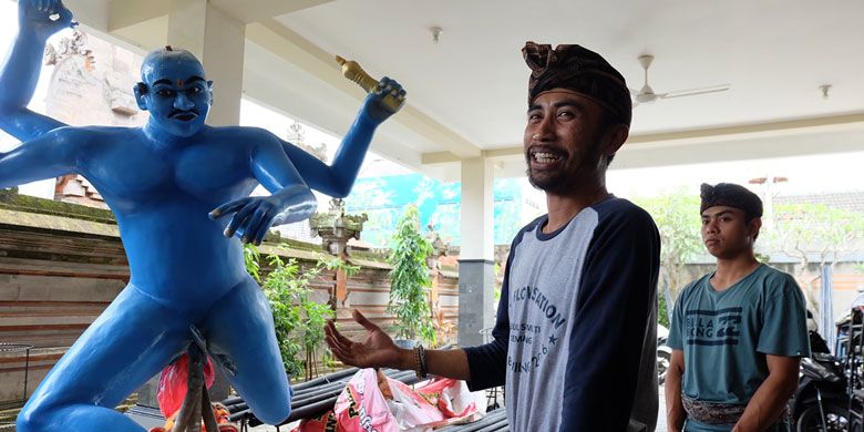 I Kethut Suadana bersama patung Dewa Wisnu. Dalam parade ogoh-ogoh ini, Dewa Wisnu diceritakan akan mengejar raksasa yang mengambil Tirta Amertha dari tangan para dewa. Saat ini persiapan membangun ogoh-ogoh ini sudah mencapai 90 persen, kata Dana di Pura Dharma Sidhi, Ciledug, Tangerang, Selasa (13/3/2018).