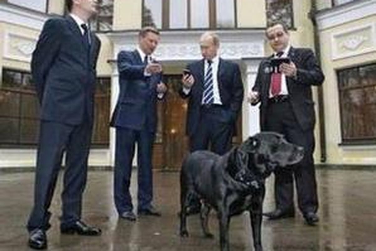 Perdana Menteri Russia Vladimir Putin tengah mencoba alat navigasi satelit yang dipasang pada kalung anjing labrador peliharaannya bernama Koni. 