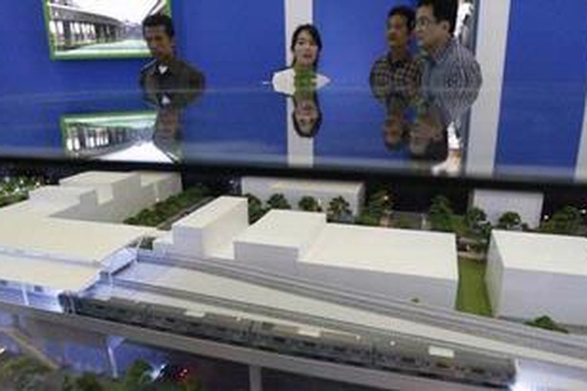 Maket dari Mass Rapid Transit (MRT) di arena Pekan Raya Jakarta (PRJ) di Jakarta, Senin (14/6/2010). Diperkirakan pada tahun 2020, Jakarta akan macet total karena pertumbuhan jalan yang kurang dari satu persen per tahun dan setiap harinya ada lebih dari 1.000 kendaraan bermotor baru turun di jalan di Jakarta. 
