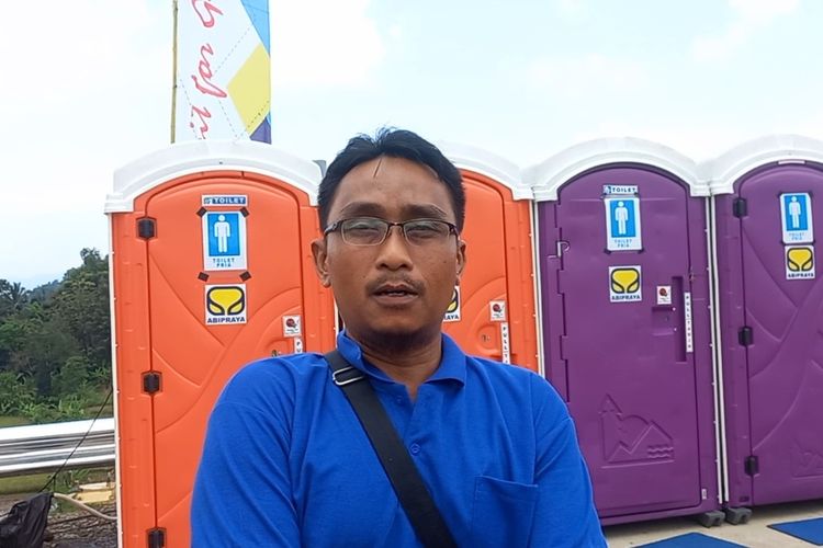 Susanto, pemudik asal Yogyakarta di Tol Cisumdawu, Rabu (19/4/2023). AAM AMINULLAH/KOMPAS.com