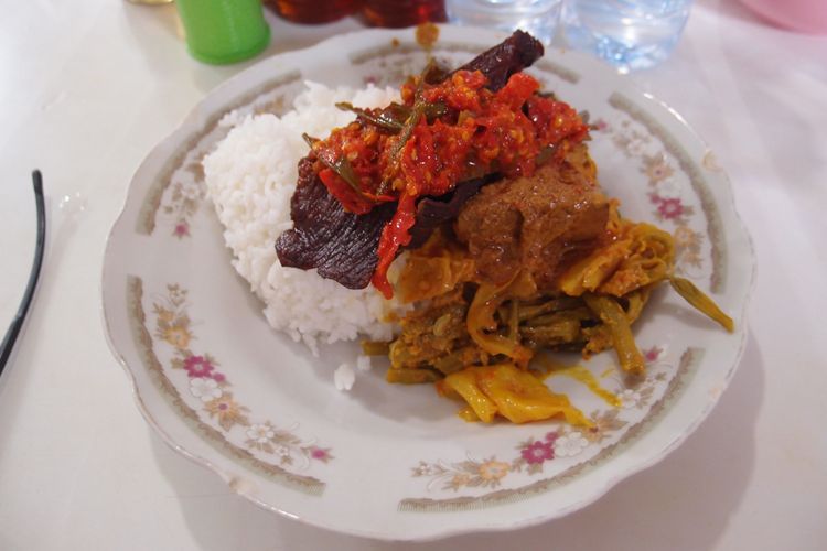 Ilustrasi seporsi nasi kapau dengan dendeng balado dan gulai sayur