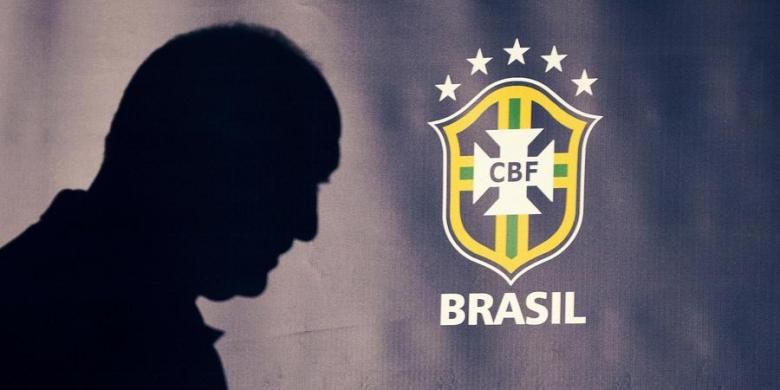 Pelatih Brasil, Luiz Felipe Scolari, tiba di Stadion Wembley, London, untuk melakukan konferensi pers, Selasa (5/2/2013), jelang laga uji coba melawan Inggris yang berlangsung pada Rabu (6/2/2013). 