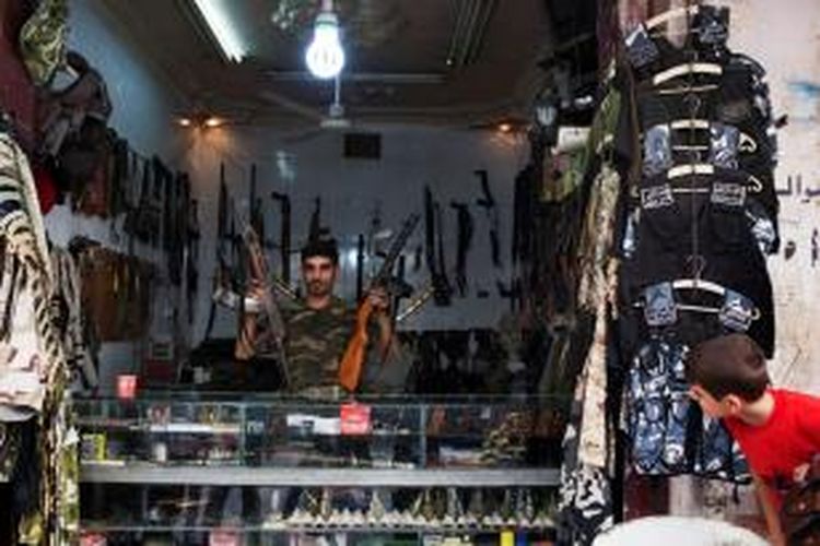 Abu Muhammad (39) di toko senjatanya di distrik Fardos, Aleppo. Di tokonya itu dia menyediakan berbagai jenis senjata mulai pedang hingga roket peluncur granat (RPG)