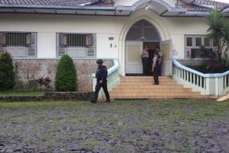 Tim Gegana Polda Jatim saat melakukan sterilisasi di Biara yang ada di sebrang Gereja Katolik Paroki Gembala Baik Kota Batu, Jawa Timur, Senin (14/11/2016)