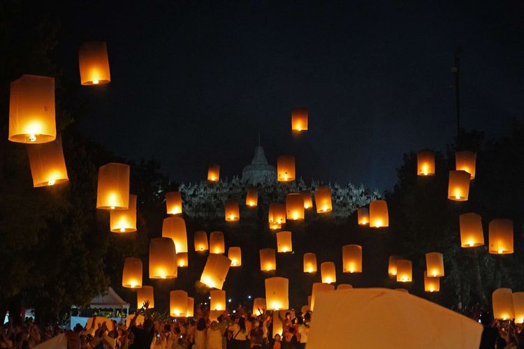 Sejumlah warga menerbangkan lampion harapan pada rangkaian perayaan Tri Suci Waisak 2566 BE/2022 di pelataran candi Borobudur, Magelang, Jawa Tengah, Senin (16/5/2022). Sebanyak 2022 lampion harapan diterbangkan sebagai simbol harapan dan perdamaian untuk dunia.