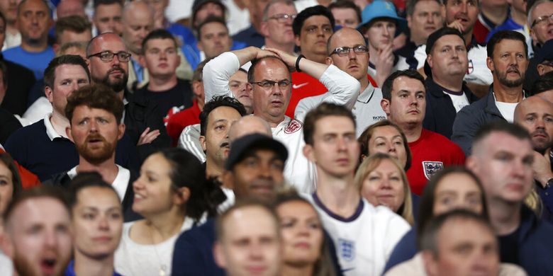Suporter Inggris di tribun penonton saat pertandingan final Piala Eropa 2020 antara Inggris dan Italia di stadion Wembley di London, Minggu, 11 Juli 2021.
