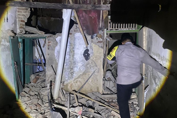 Tembok Rumah Warga Setinggi 4 Meter Ambruk Diterjang Angin Kencang, Timpa Dua Rumah Tetangga