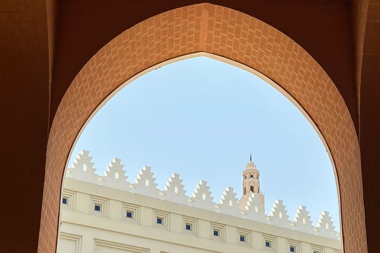 Keindahan arsitektur Masjid Bir Ali, tempat miqat jemaah umrah dan haji dari Madinah. 
