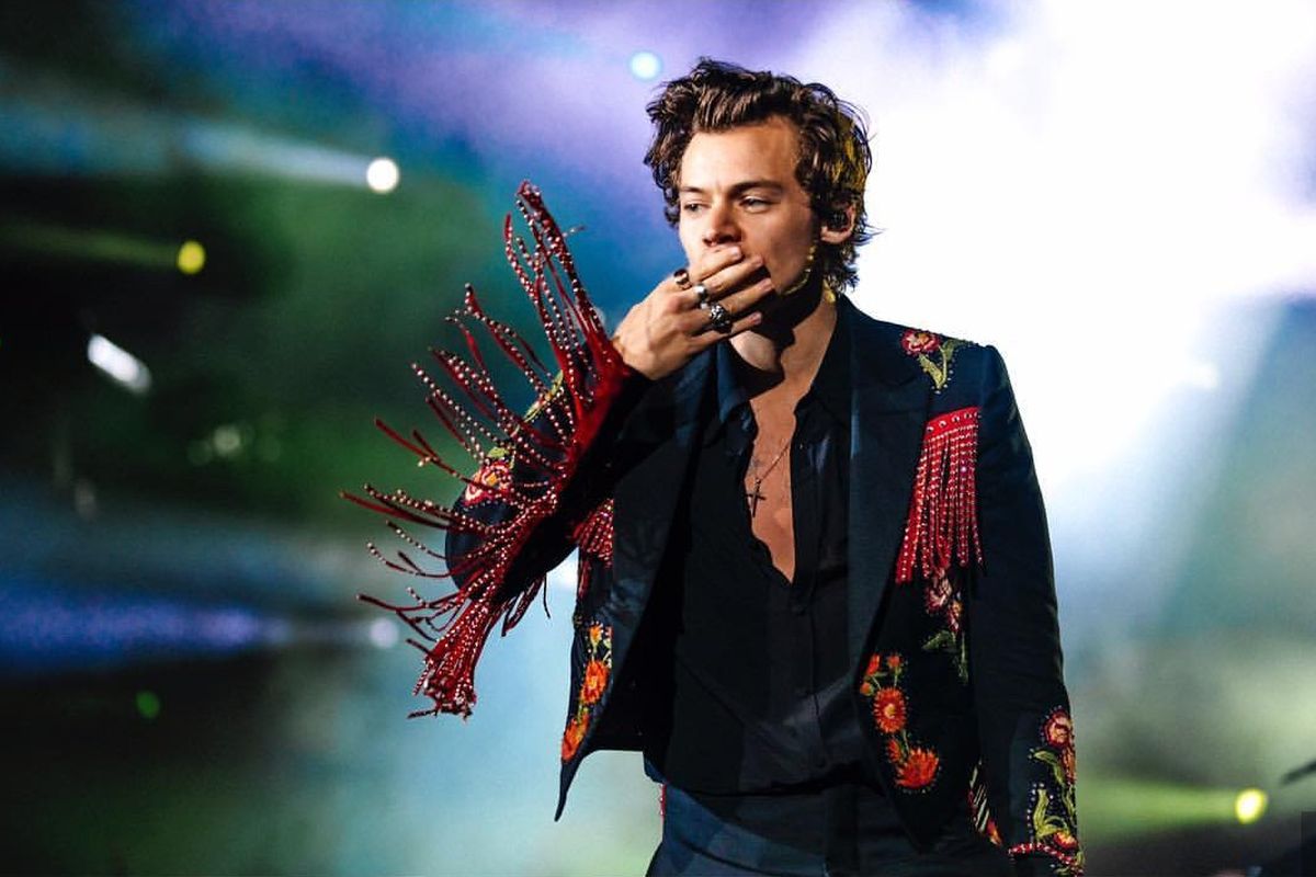 Gaya berbusana Harry Styles yang nyentrik menjadikannya figur yang berciri khas.